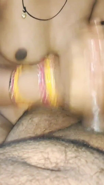 Bini desi India memberikan handjob cepat berminyak | Klip 1