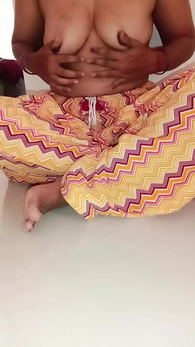 Bhabhi apane booobs aur chut dikha rahi hai
