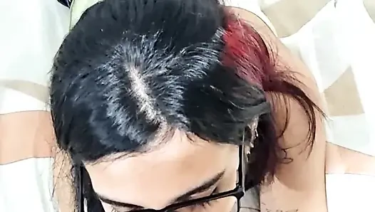 Pelacur menikmati mengisap kontol besar dan mengisi seluruh mulutnya dengan susu