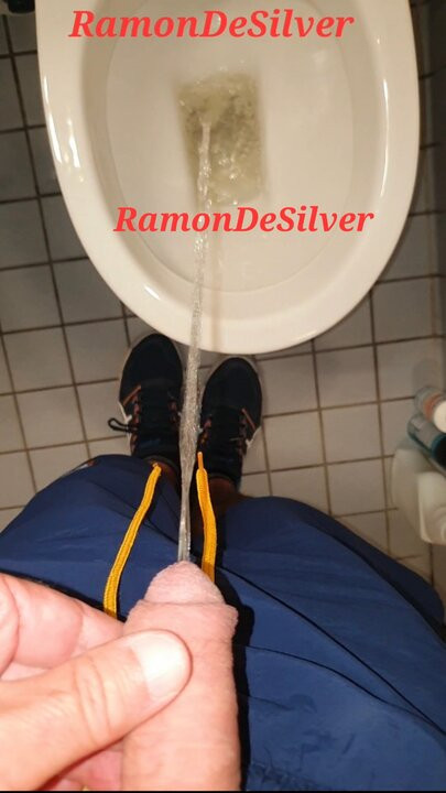 Maestro ramon mea en shorts de baño calientes, caliente