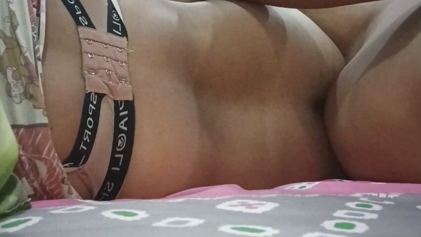 A namorada de um amigo está usando uma bolsa 2