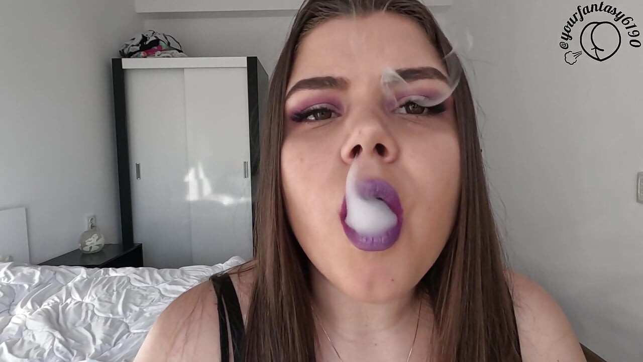 Roken en verdampen met paarse glanzende lippenstift