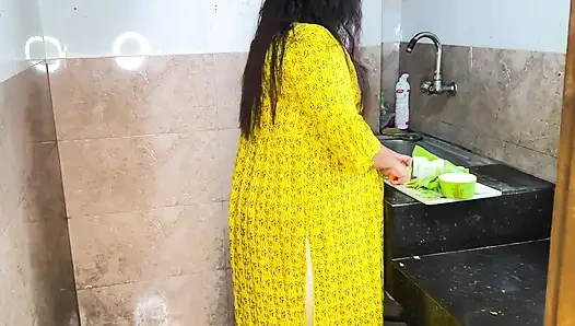 Plötzlich fickte ich meine schwiegermutter, während sie curry in der küche schnitt - desi harten sex
