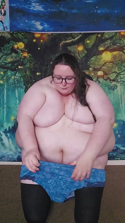 Η SSBBW βάζει ρούχα στο σώμα μετά το ντους