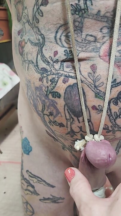 Goode Girl Kocasının Taşaklarını Ve Yarağını Bağlıyor Ve Onunla Ayak Eğlencesi Yapıyor