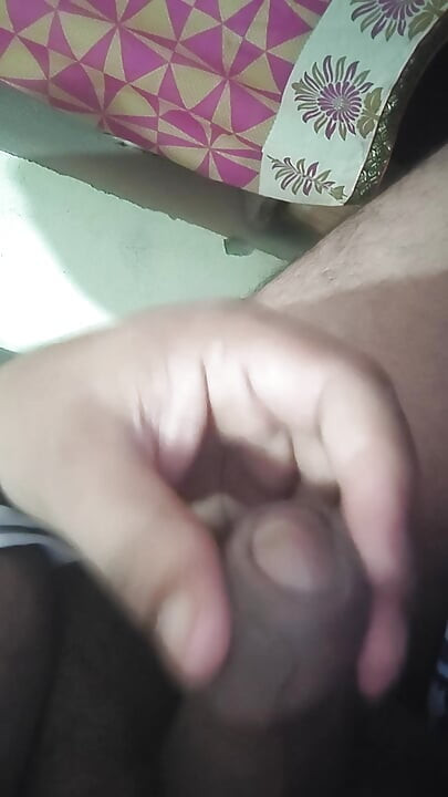 Gf ko bulaya apne room me wo aaye tab tak ek round lund ki malish kar raha