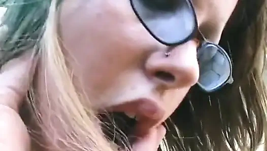 Gözlüklü iri güzel kız ilk kez anal seks yapıyor