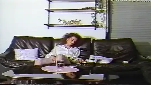 Retro reife brünette wird gefingert und zum orgasmus auf der couch gegessen
