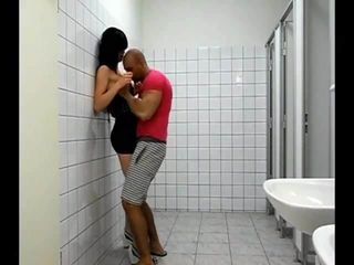 Travesti levando pau em um banheiro
