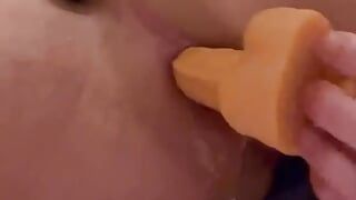 Italiaanse twink jongen geniet van een grote dildo in zijn kont