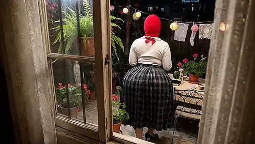 Üniformalı büyük götlü kız öğrenci arka bahçede gözetleniyor