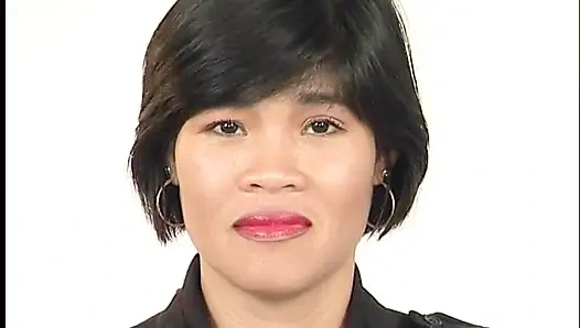 Asiatisches küken spielt mit ihrer fotze und bläst harten schwanz beim casting