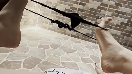 Güzel üvey kız kardeş, üniversiteye gitmeden önce cliptorisiyle oynamayı seviyor