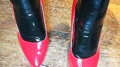Alice Latexy -modellen in naaldhakken en zwarte en rode latex (ook bekend als latexdesires)