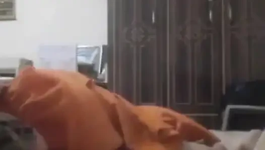 Пакистанская патянка в оранжевом Шалваре показывает ее задницу