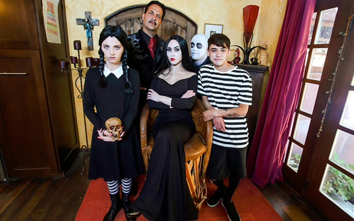 MILF és egy tini egy halloweeni csoportos szexben