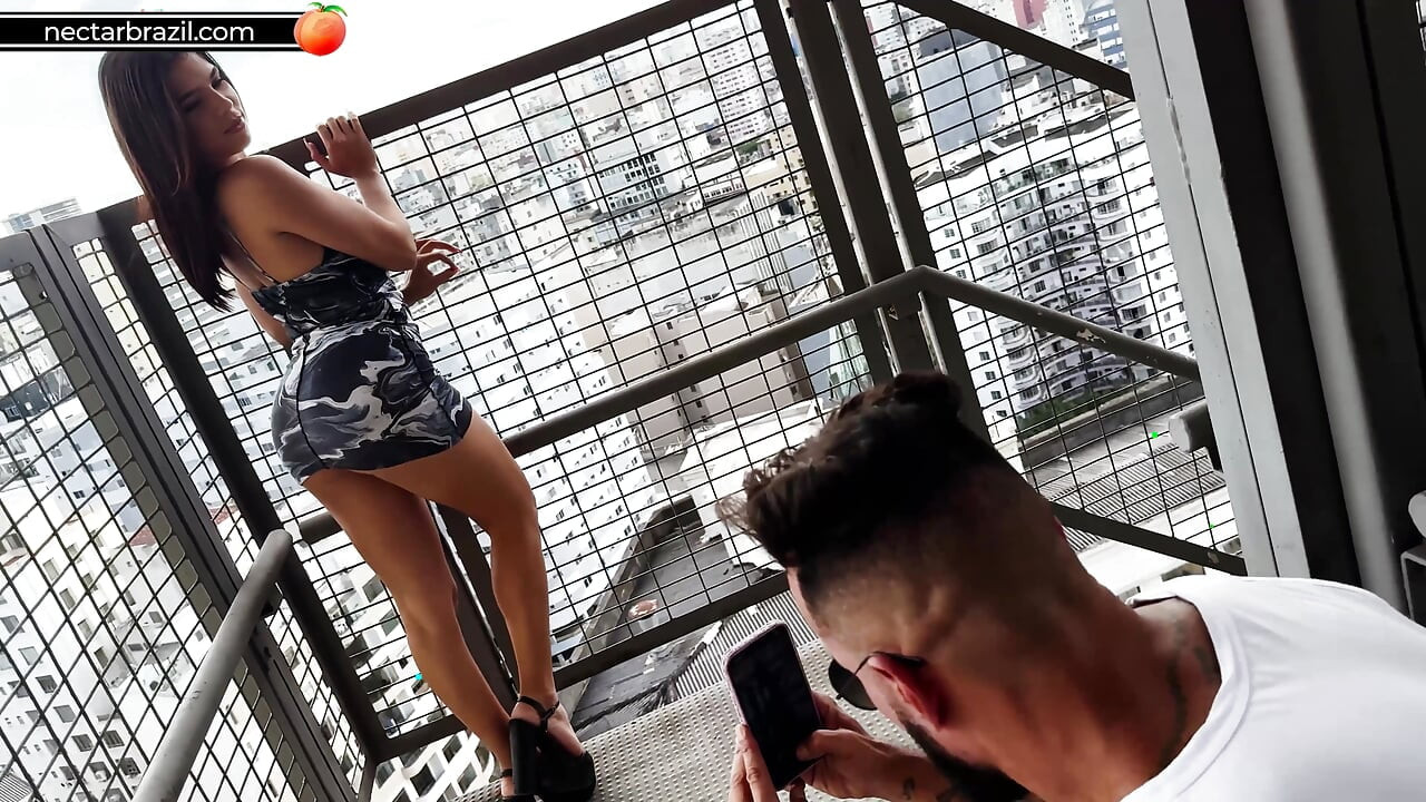 一个大屁股的棕发女孩用屁股吞了我的鸡巴