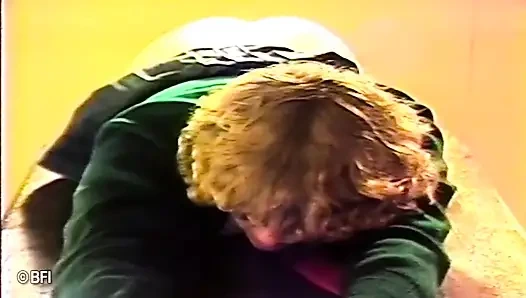 Armes teenie-hottie wird in der klasse in den arsch versohlt