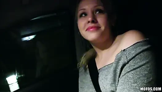 Gestrandete teenager - russische blondine lola taylor fickt ihren freund und liebt arschspiele