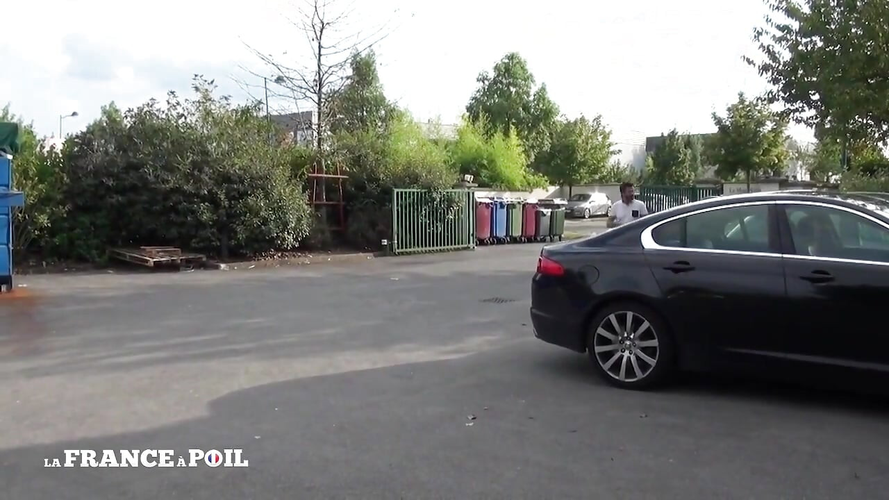 Un sef sexy, nimfomana se fute un solicitant chiar în mijlocul depozitului.