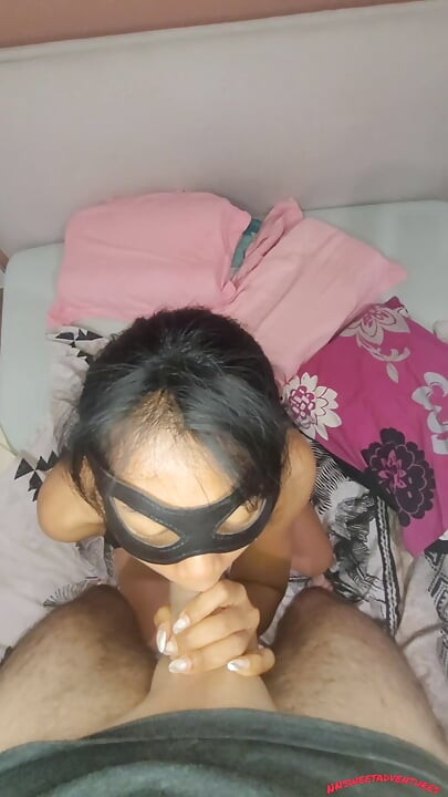 彼女はアナルパールを試してオーガズムに達しました