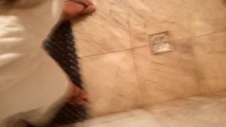Un hypospadias se branle dans la salle de bain