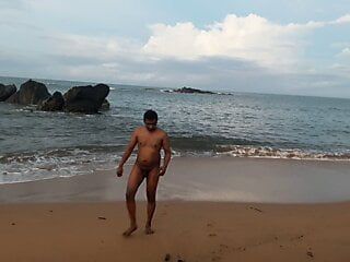 เกย์หนุ่มอินเดียแก้ผ้าในที่สาธารณะบนชายหาด
