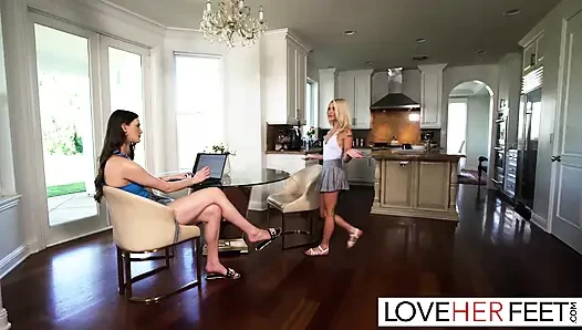 Ступни богинь Emma Rosie и Olivia Madison в тройничке