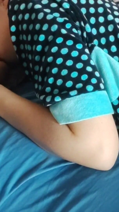 Tražila je milovanja, uzbudila mužev kurac i sisala ga s spermom u ustima | Isječak 1