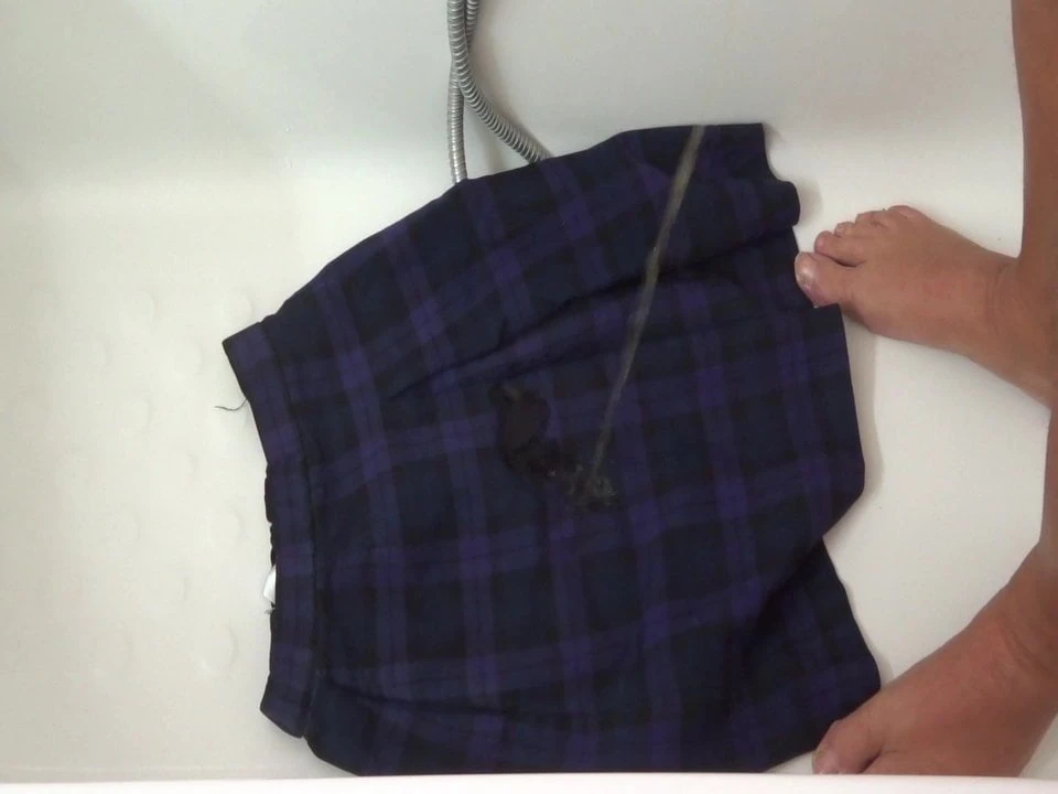 Kencing pada skirt sekolah Tartan yang berwarna putih