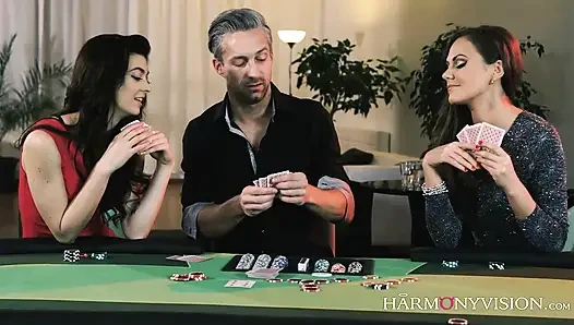 Cowok beruntung memenangkan hadiah panas Tina Kay dan Tera Link di permainan poker.