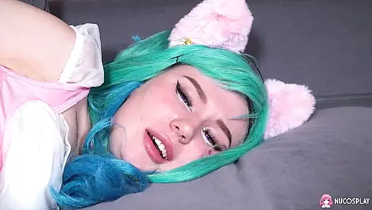 Yaramaz bebek Leyla'nın göt tıkacıyla cazibesi, en sevdiği dildoyla mastürbasyon yapıyor.