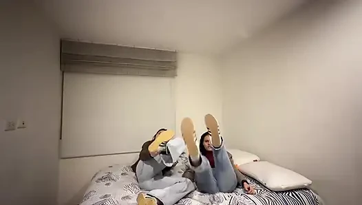 Kami bersenang-senang bermain di tempat tidur untuk melompat