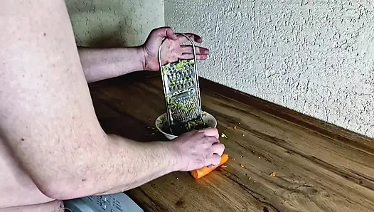 Götünü siktiğim havuçlardan salata hazırlamanı istiyorum.