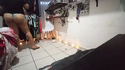 Cewek meksiko dengan pantat bahenol lagi asik melipat bajunya pakai celana dalam thong