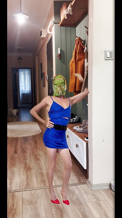 My very short stepmother's Christmas dress is very sexy.