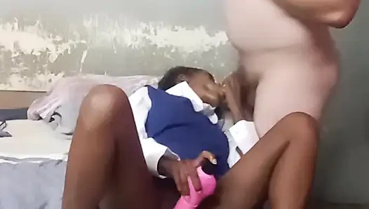 Heiße 18-jährige Fickt Vibrator Und Lutscht Weißen Mann