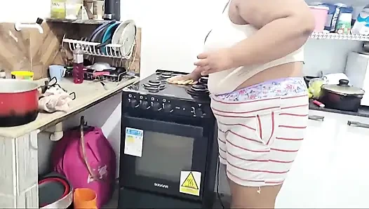 Aku ngeliat ibu tiriku di balik celana dalamnya dan aku ngentot memeknya habis-habisan (orgasme di dalam jet)