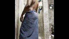 Большой черный член в дрочке с душем. карманная киска в домашнем видео