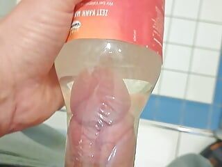 Une bouteille Xtreme baise avec du sperme dans l'eau