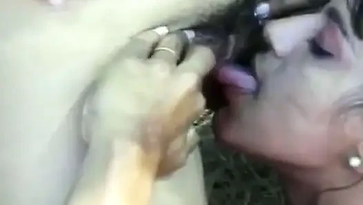 Cewek imut hot lagi asik nikmatin memek beceknya dientot habis-habisan sama tiang besar