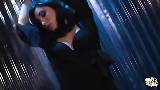 Cewek hot rambut cokelat ini rela dientot dan pantatnya dientot habis-habisan setelah ditelanjangi.