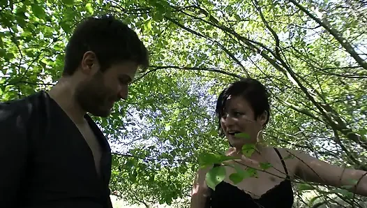 Милфу с короткой стрижкой трахнули на улице 6029 3