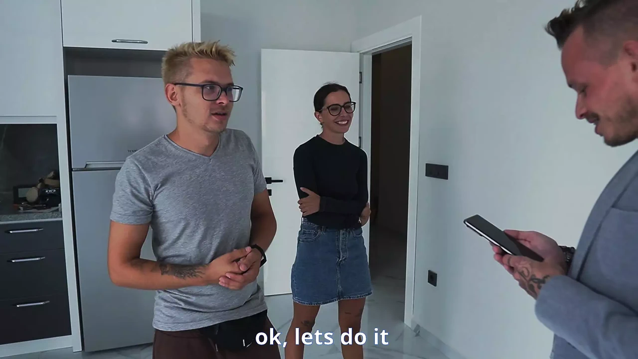 戴绿帽子的丈夫看着他的妻子从后面被操！