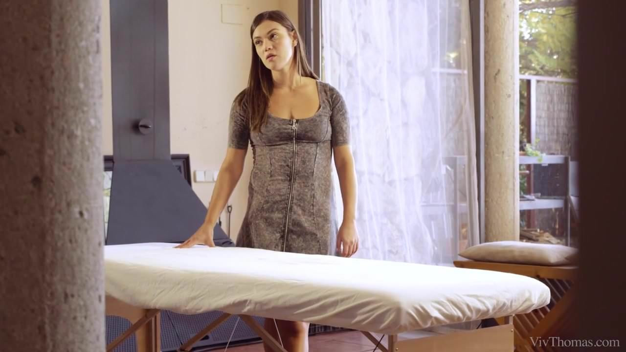 Alyssa Reece fait un massage à Taissia