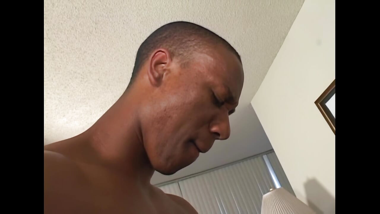 그녀의 몸은 격렬하게 흔들립니다