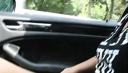 Seksi genç azgın amatör sürtük halka açık bir parkta amına mastürbasyon yapıyor