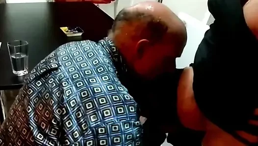 Французскую блондинку-пуму с большими сиськами жестко трахают