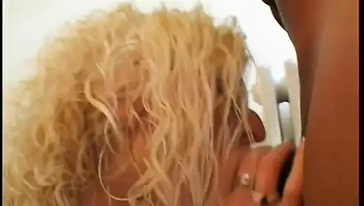 Azgın sarışın orta yaşlı seksi kadın amını yalatırken siyah yarağa sakso çekiyor
