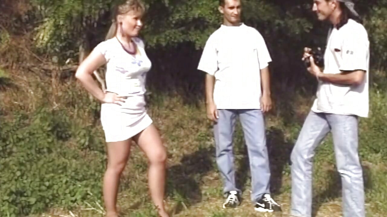 Cycata blondynka ssie kutasa na zewnątrz w amateur shoot